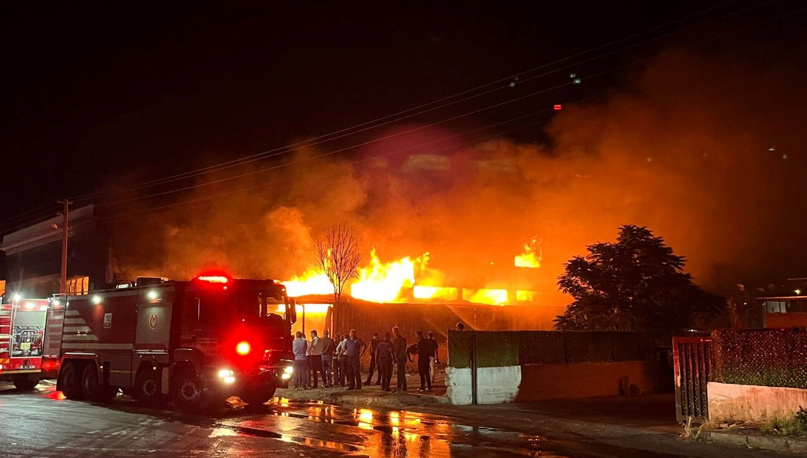 izmirde fabrika yangini ekipler mudahale eidyor PxlzwYF8