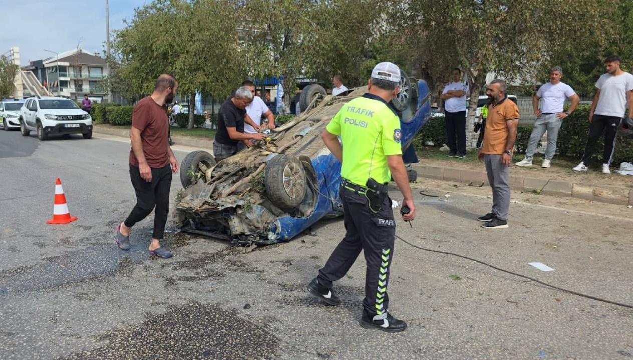 otomobil devrildi iki kisi yaralandi DsZ5e4xS