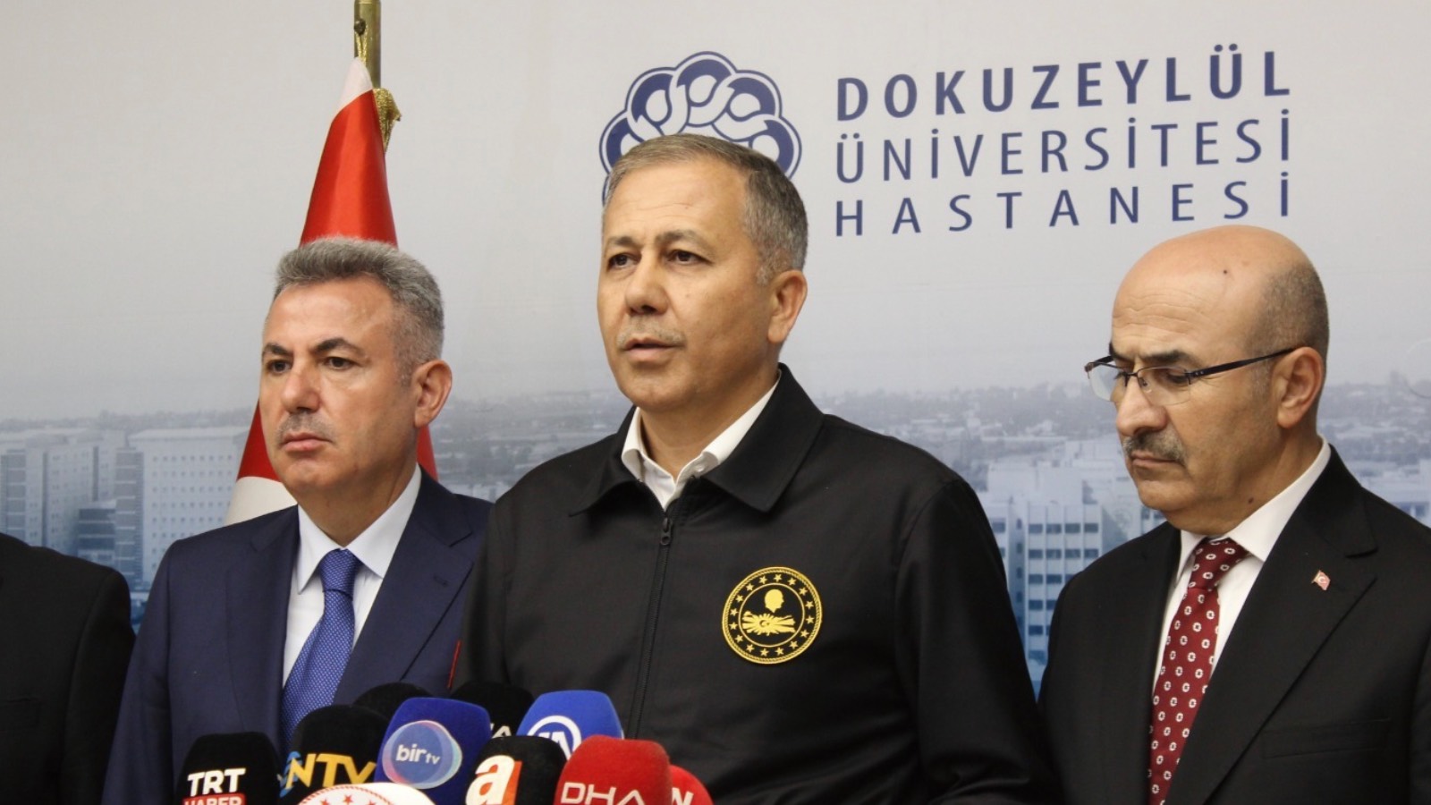 yerlikaya izmirdeki silahli saldirida yaralanan polis memurlarini ziyaret etti konuyla ilgili adli sorusturma devam ediyor NGUtFOrq