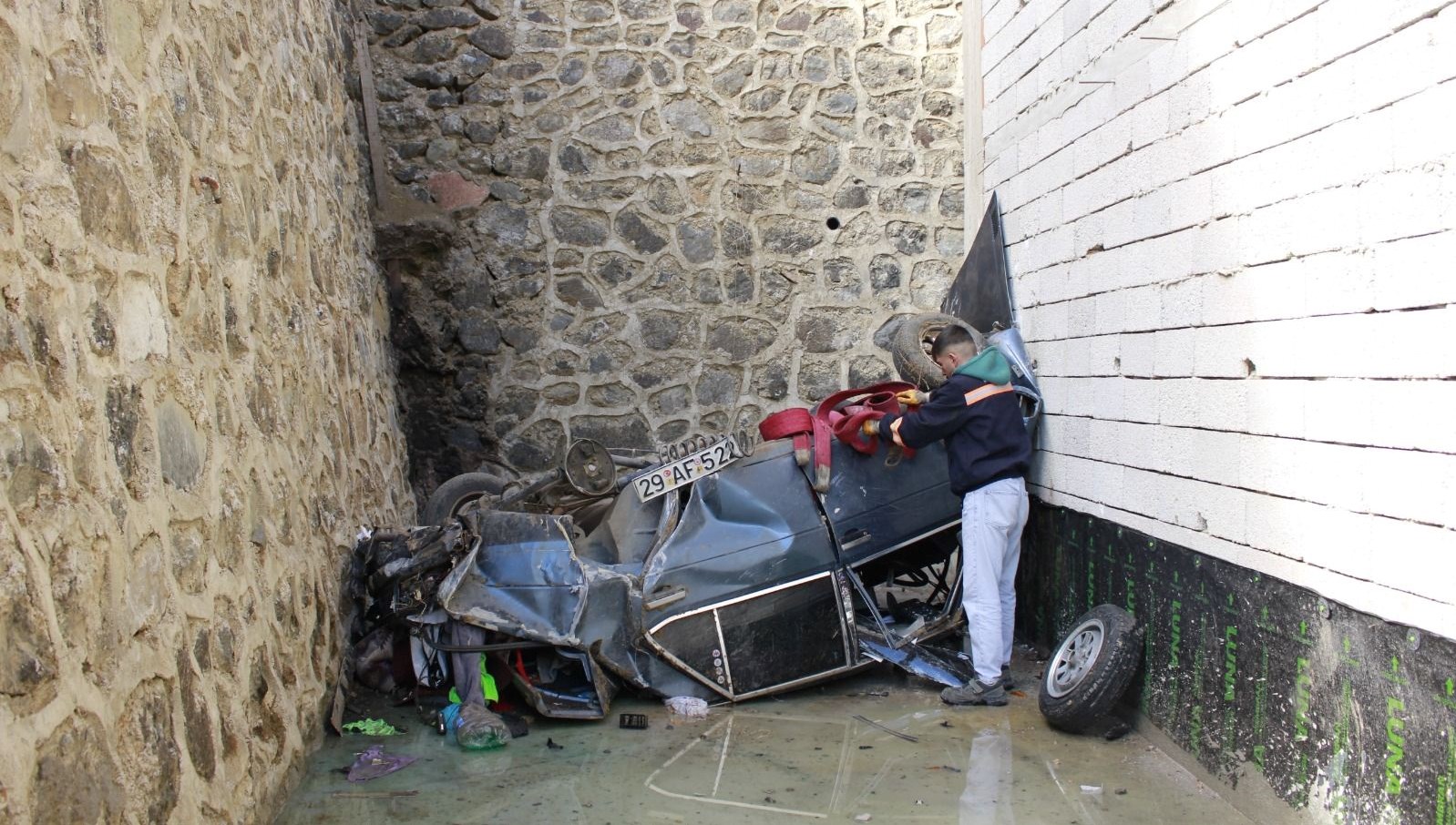 60 metrelik ucurumdan asagiya yuvarlandi kYlMWFTv.jpg