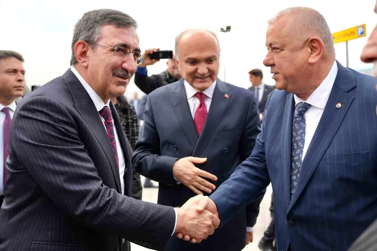 cumhurbaskani yardimcisi yilmaz duzcede is insanlariyla bulustu xZ1cznZf.jpg