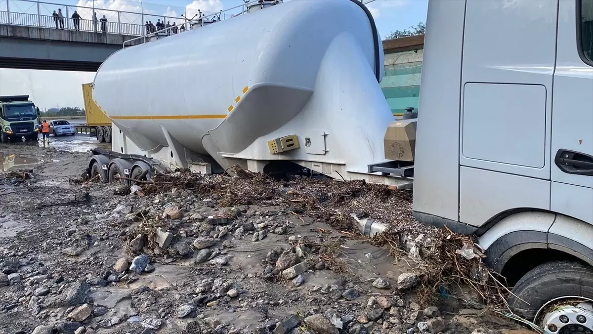 hatayda saganak otoyol ulasima kapandi iyIM7fXE.jpg