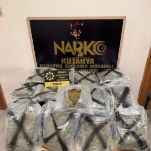 kutahyada uyusturucu operasyonu 3 tutuklama tTlRH85B.jpg