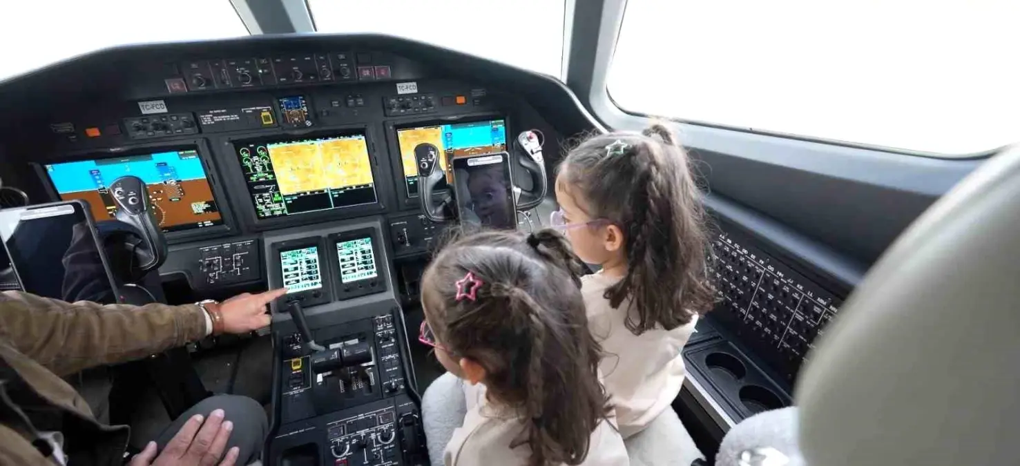 ulastirma bakani ucak inislerini izleyen ikiz kardesleri agirladi J5nNBFfB