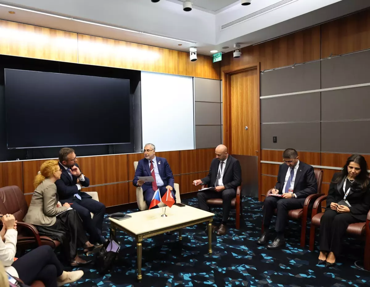 bakan isikhan katarda fikir alisverisinde bulundu TbLVCX8G.jpg