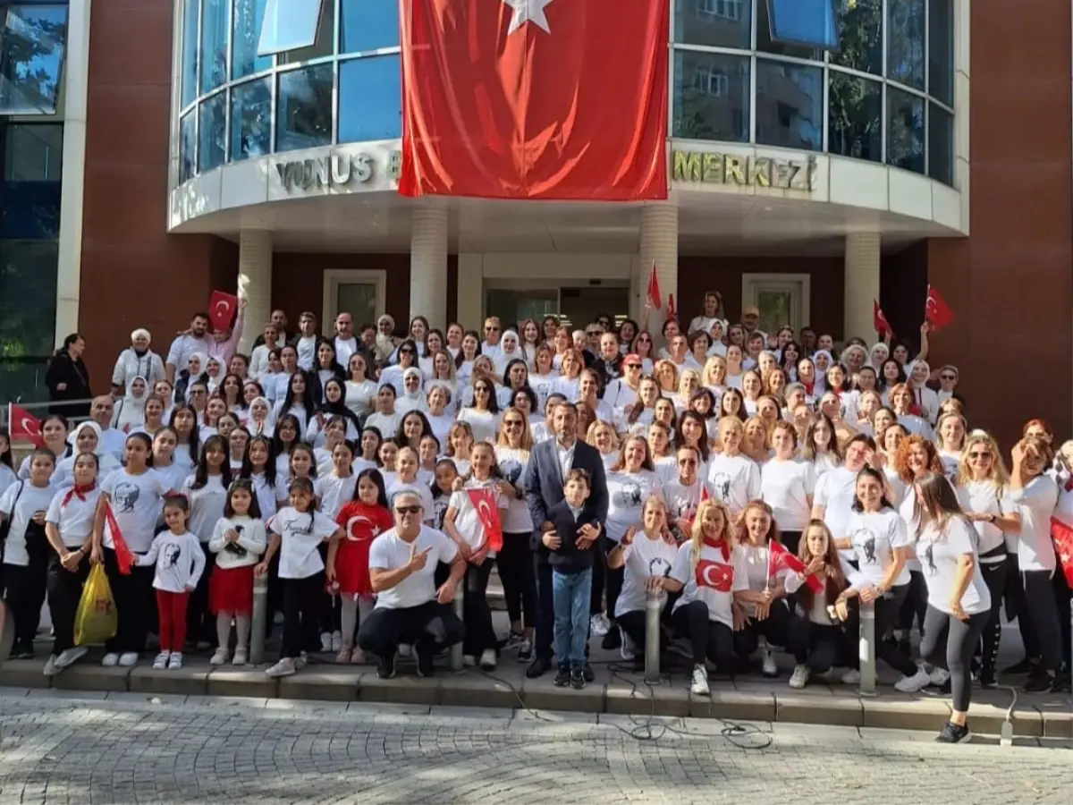 cumhuriyetin 102 yili sari zeybek ile kutlandi tcGA8sCG.jpg