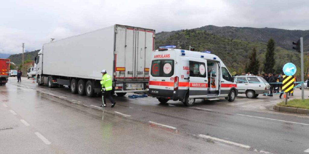 amasyada-tir-ile-otomobil-carpisti-10-aylik-bebek-yasamini-yitirdi-ARDc4LNw