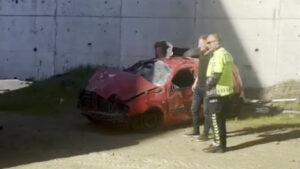 viraji-alamayan-otomobil-bahceye-uctu-1-yarali-e4BgZHVS