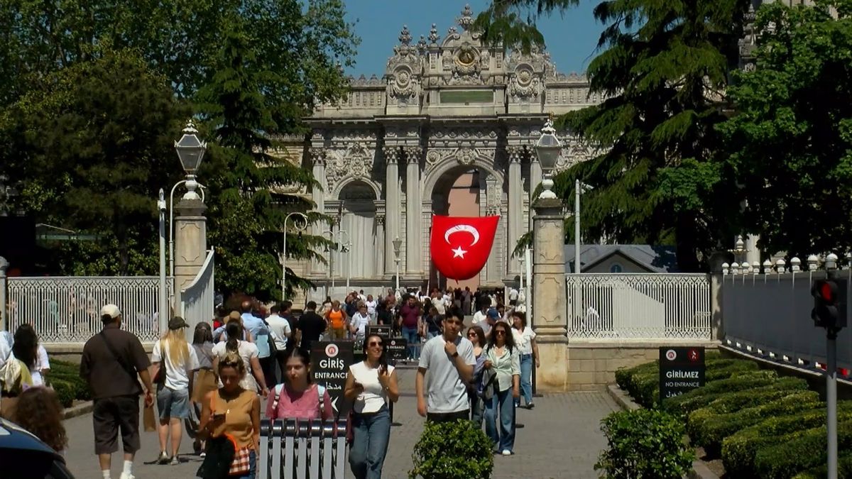 Dolmabahçe Sarayı’nda 19 Mayıs Bayramı Coşkusu: Ziyaretçiler Tarihi Anılar Biriktirdi