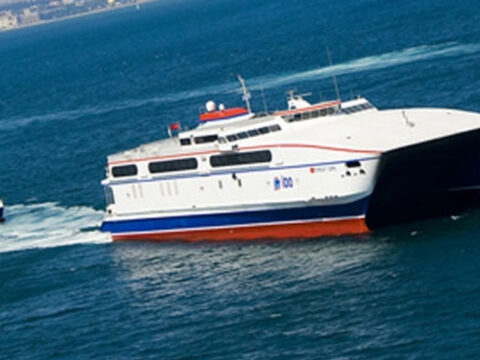 Denizin ortasinda korku dolu anlar feribotta davet misafir avMCj2E7