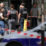 Pariste bicakli saldirgan dehset sacti izindeki polis felaketi onledi WFf1VFHg